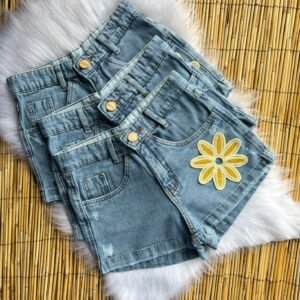 short jeans com bordado flor